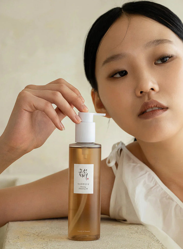 Lifestyle photo: applying cleansing oil to remove makeup